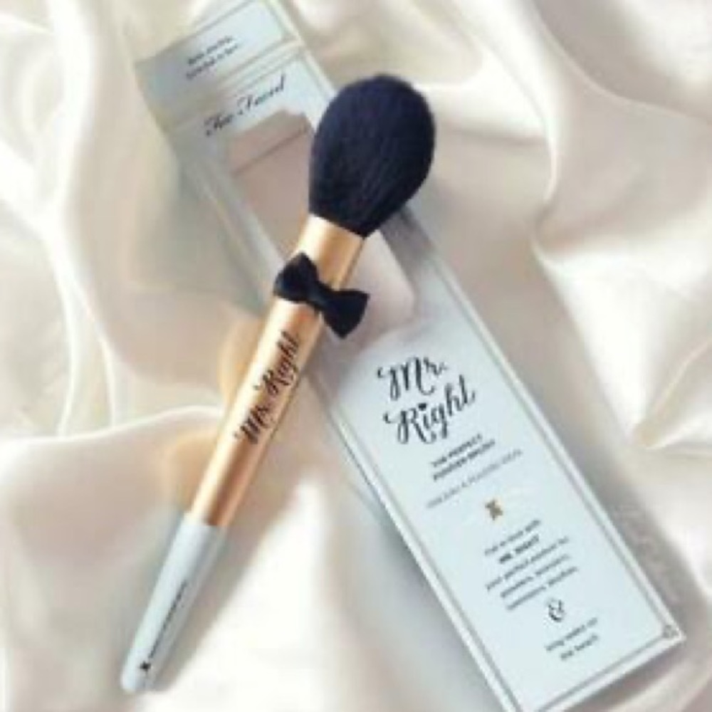 NEW MR. RIGHT TOO FACED BRUSH